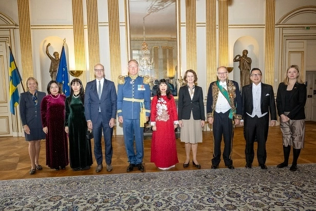 Ambassador Pham Thi Kim Hoa presents Credentials to the King of Sweden