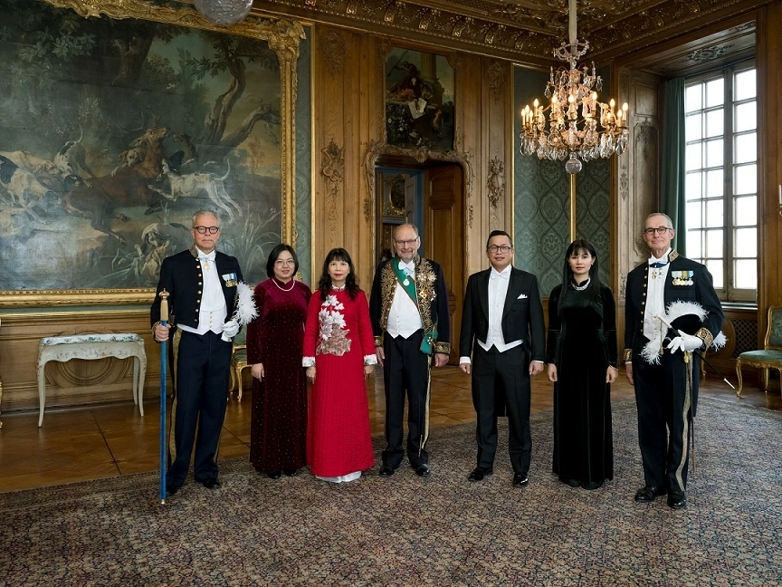 Ambassador Pham Thi Kim Hoa presents Credentials to the King of Sweden