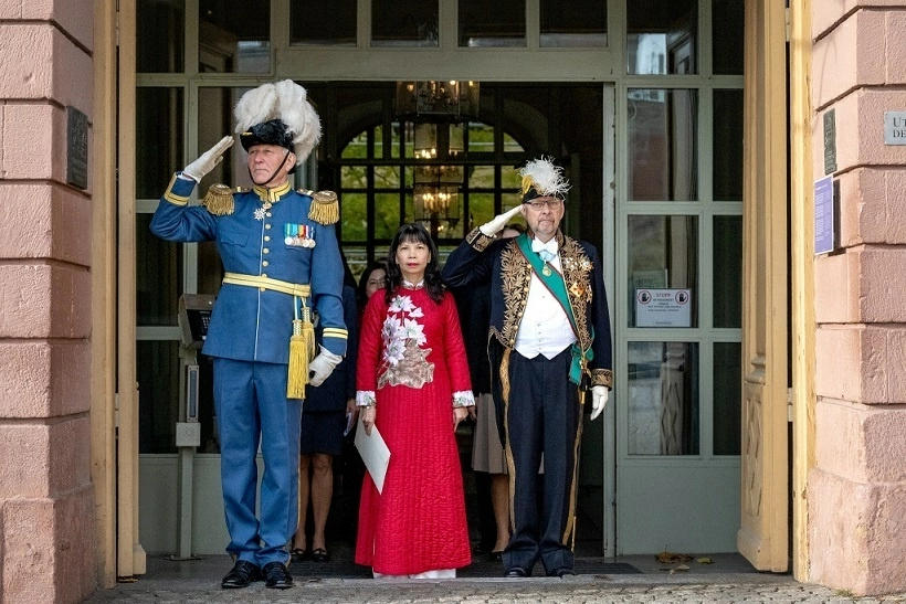 Ambassador Pham Thi Kim Hoa presents Credentials to the King of Sweden
