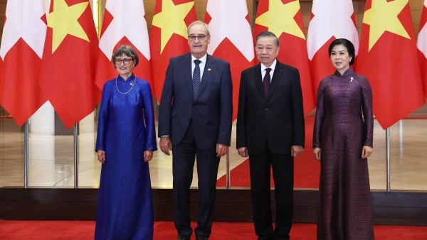Welcome ceremony held for Swiss President Guy Parmelin and his spouse in Hanoi