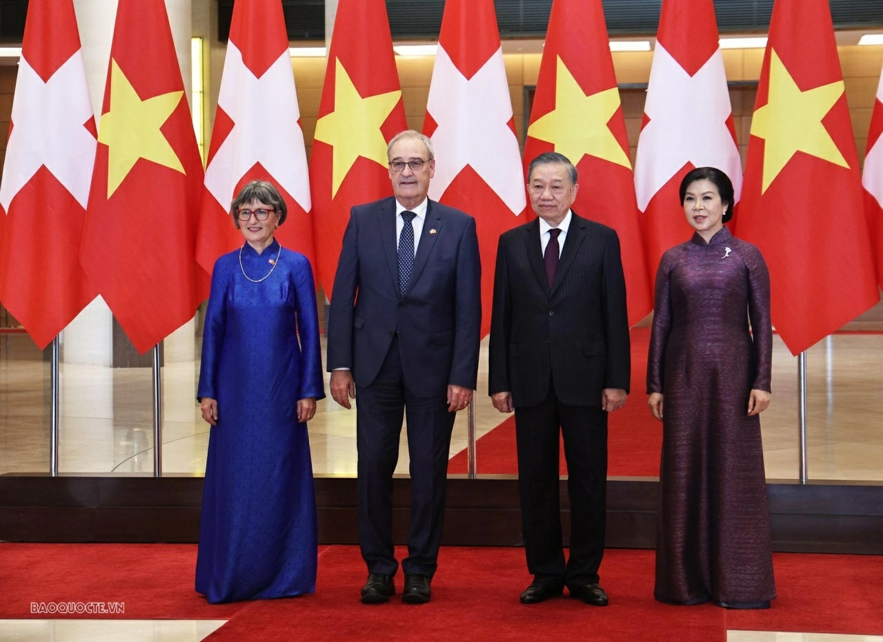 Welcome ceremony held for Swiss President Guy Parmelin and his spouse in Hanoi Welcome ceremony held for Swiss President Guy Parmelin and his spouse in Hanoi