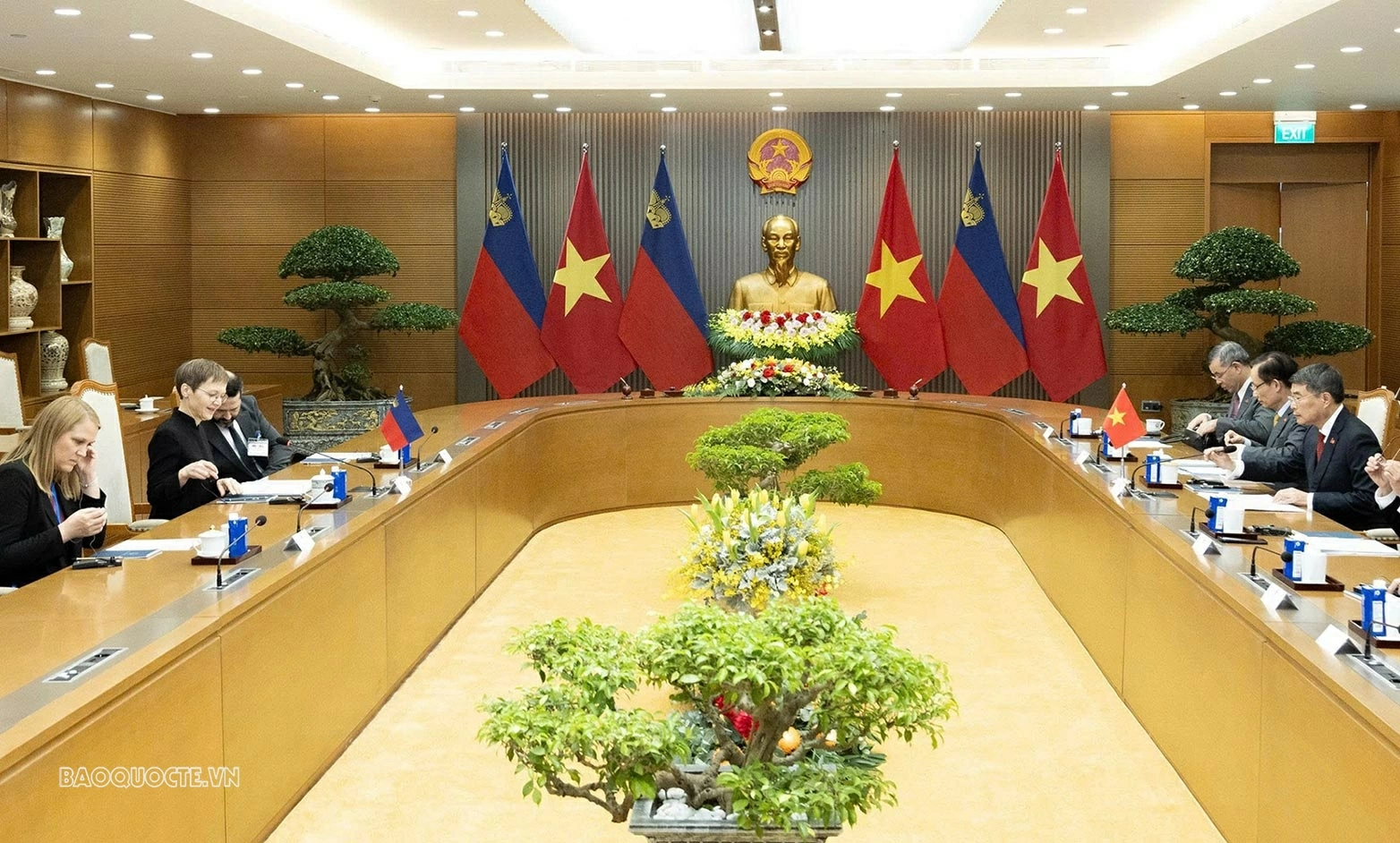 Prime Minister Le Minh Hung holds talks with Liechtenstein Prime Minister Brigitte Haas in Hanoi
