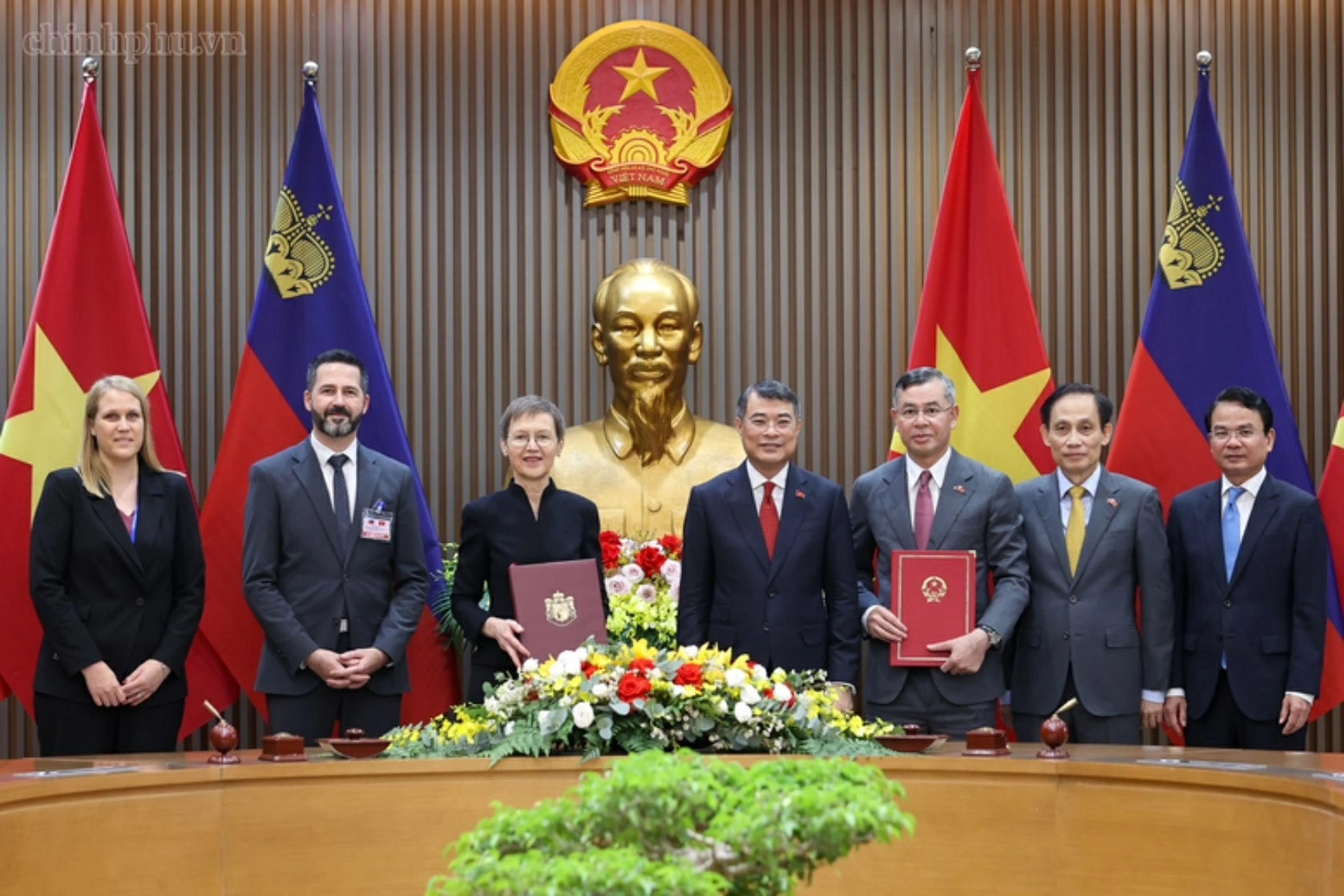 Prime Minister Le Minh Hung holds talks with Liechtenstein Prime Minister Brigitte Haas in Hanoi