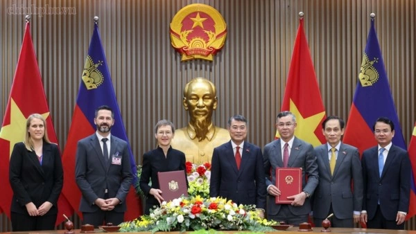 Prime Minister Le Minh Hung holds talks with Liechtenstein Prime Minister Brigitte Haas in Hanoi