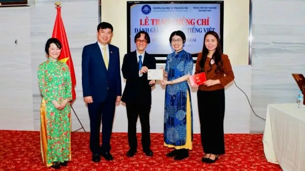 Certificate awarding ceremony for Vietnamese language proficiency in Osaka, Japan