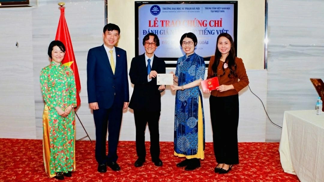 Certificate awarding ceremony for Vietnamese language proficiency in Osaka, Japan