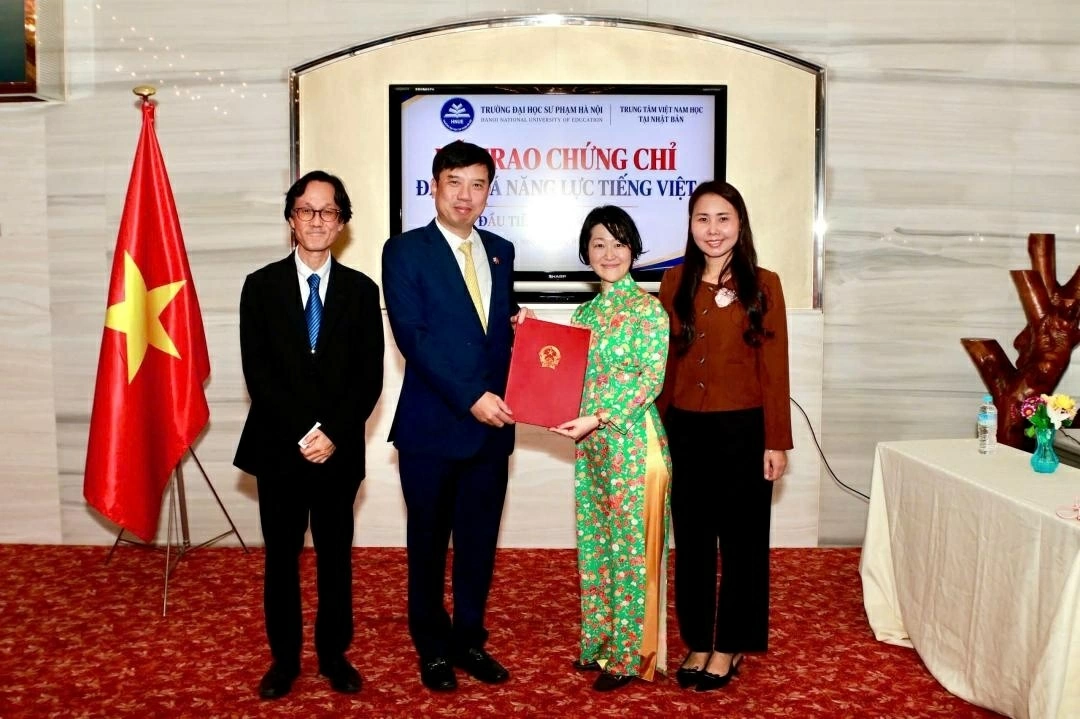 Certificate awarding ceremony for Vietnamese language proficiency in Osaka, Japan Certificate awarding ceremony for Vietnamese language proficiency in Osaka, Japan