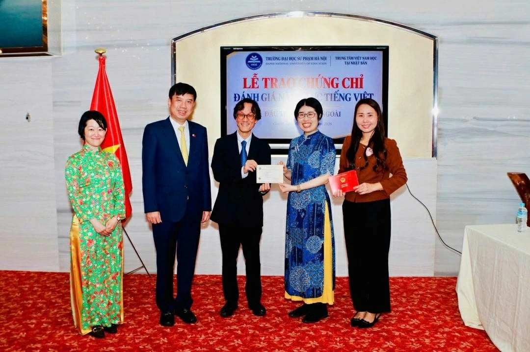 Certificate awarding ceremony for Vietnamese language proficiency in Osaka, Japan Certificate awarding ceremony for Vietnamese language proficiency in Osaka, Japan