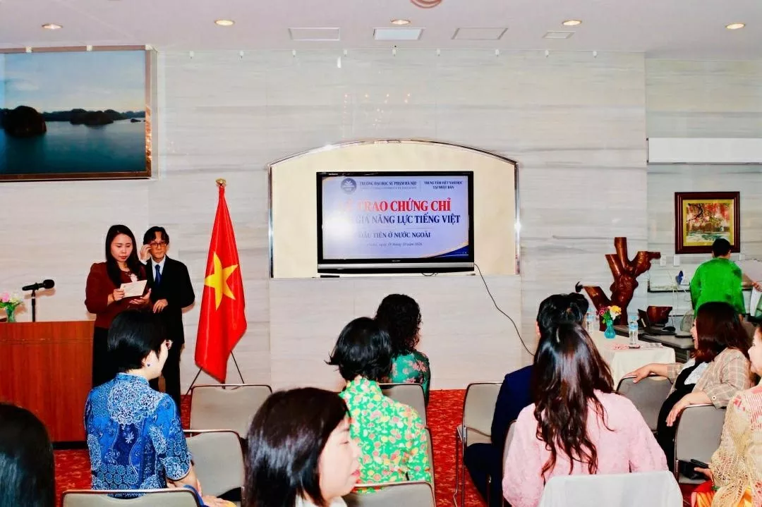 Certificate awarding ceremony for Vietnamese language proficiency in Osaka, Japan Certificate awarding ceremony for Vietnamese language proficiency in Osaka, Japan