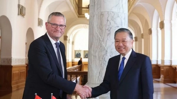 General Secretary, President To Lam meets with Danish Parliament Speaker Henrik Frandsen in Copenhagen