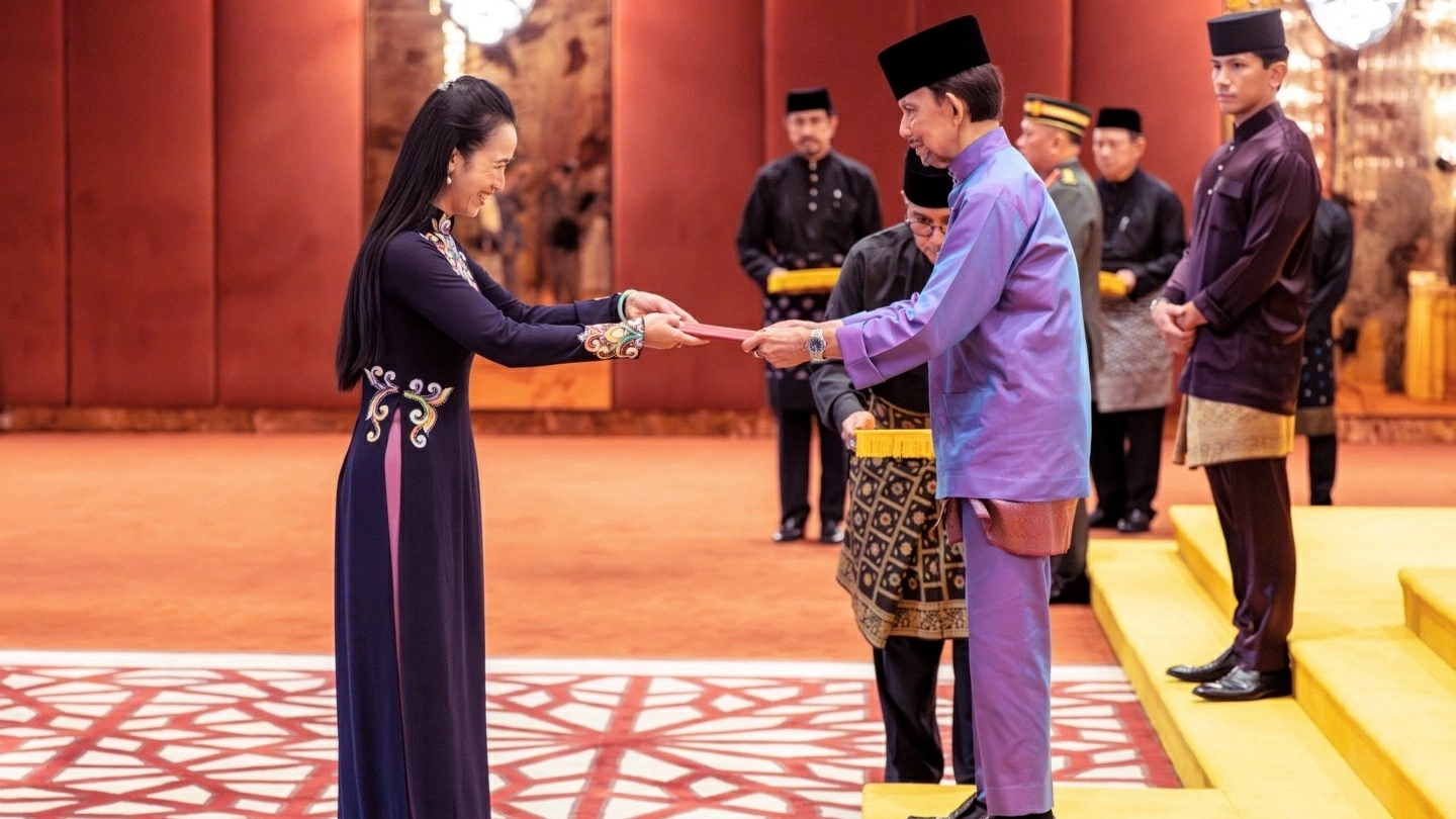 Ambassador Do Thuy Duong presents Credentials to the Sultan of Brunei Darussalam