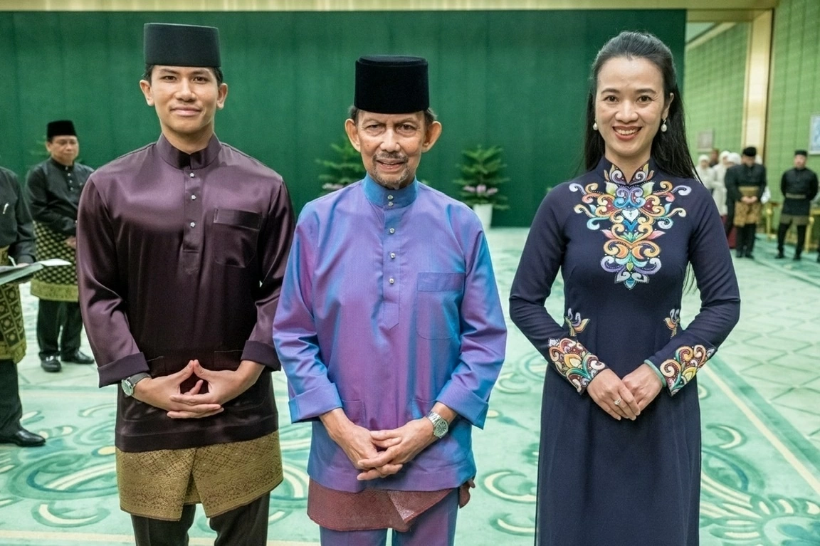 Ambassador Do Thuy Duong presents Credentials to the Sultan of Brunei Darussalam