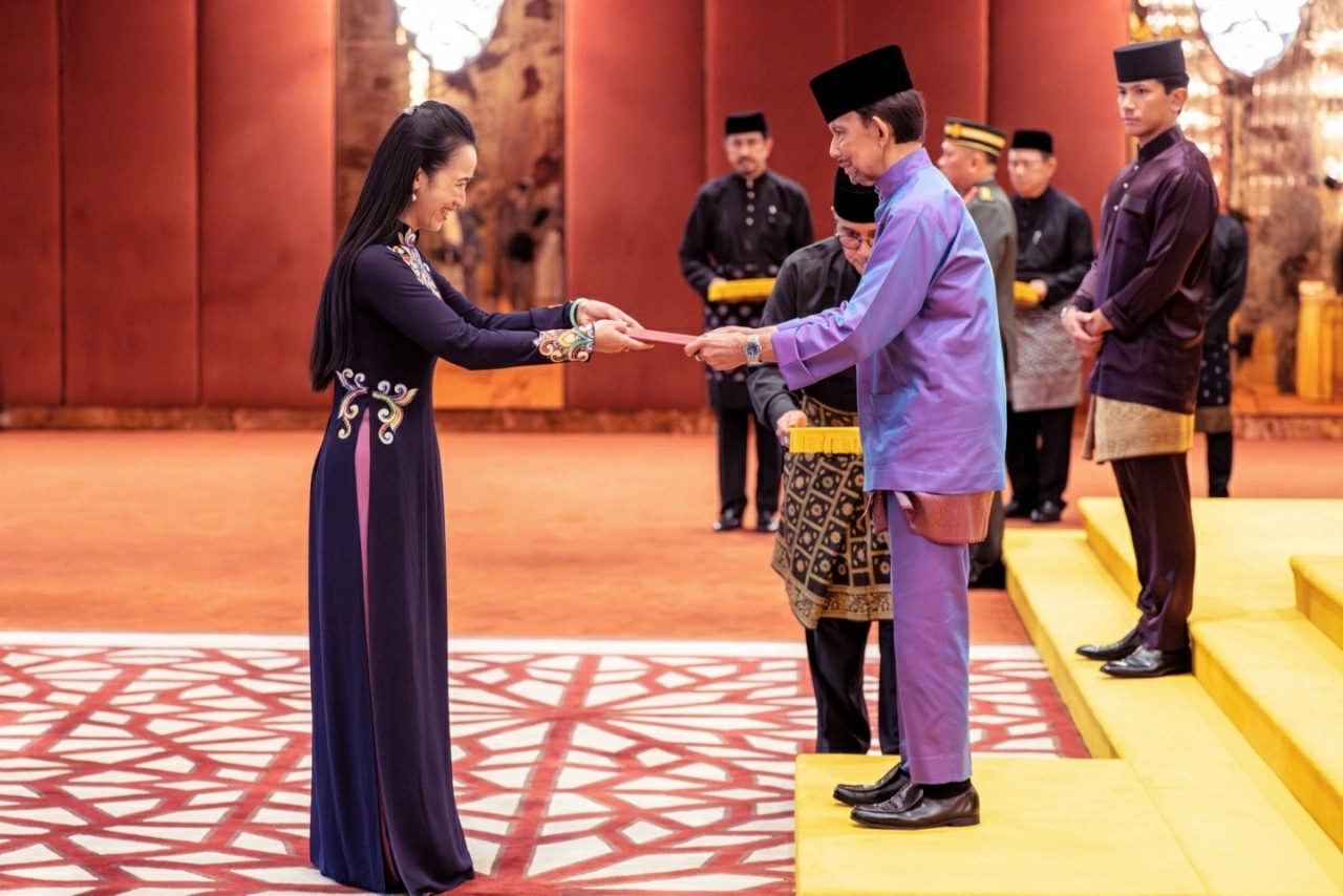 Ambassador Do Thuy Duong presents Credentials to the Sultan of Brunei Darussalam