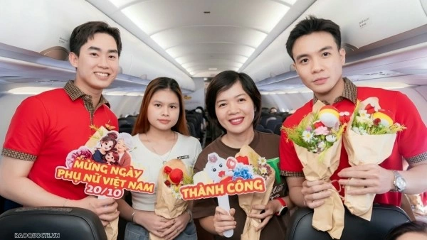 Vietjet Crew share smiles with women on Vietnam’s October 20 Women Day