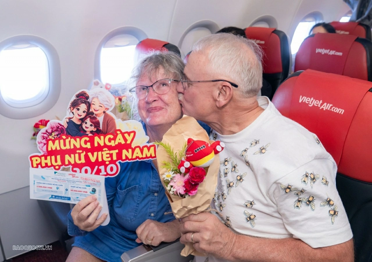 Vietjet Crew share smiles with women on Vietnam’s October 20 Women Day