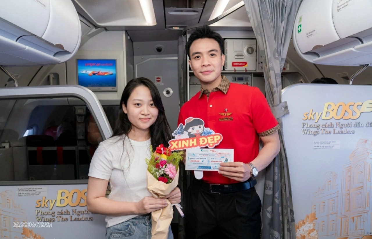 Vietjet Crew share smiles with women on Vietnam’s October 20 Women Day