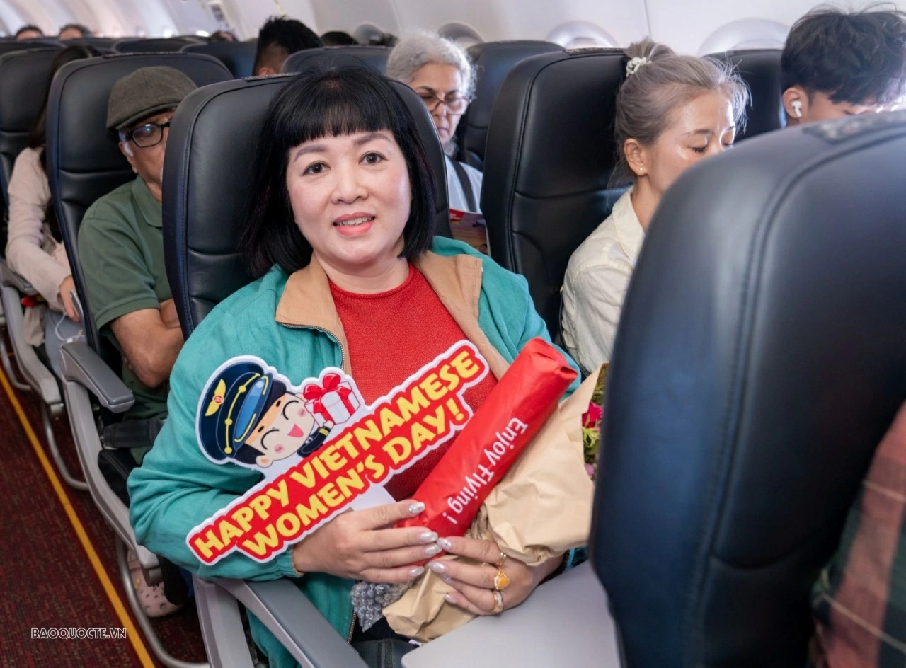 Vietjet Crew share smiles with women on Vietnam’s October 20 Women Day