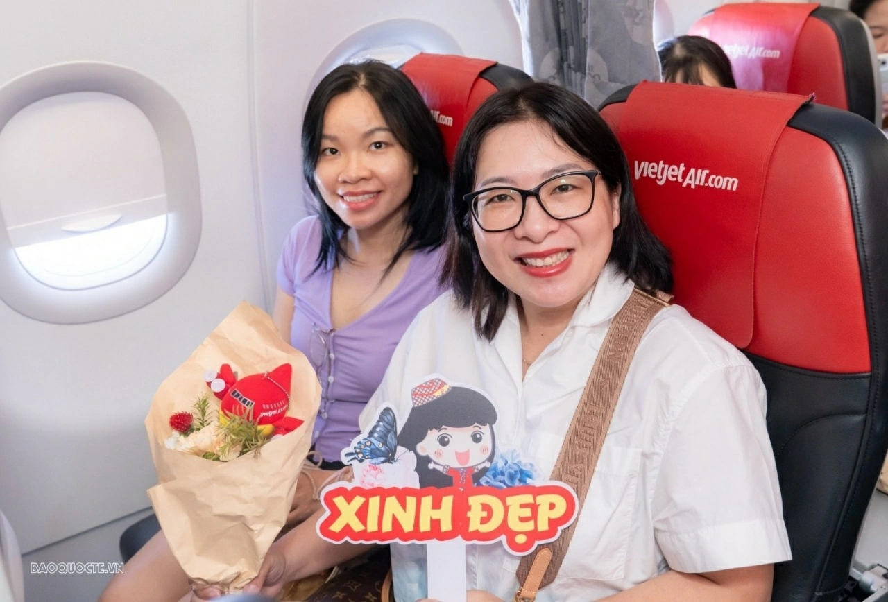 Vietjet Crew share smiles with women on Vietnam’s October 20 Women Day
