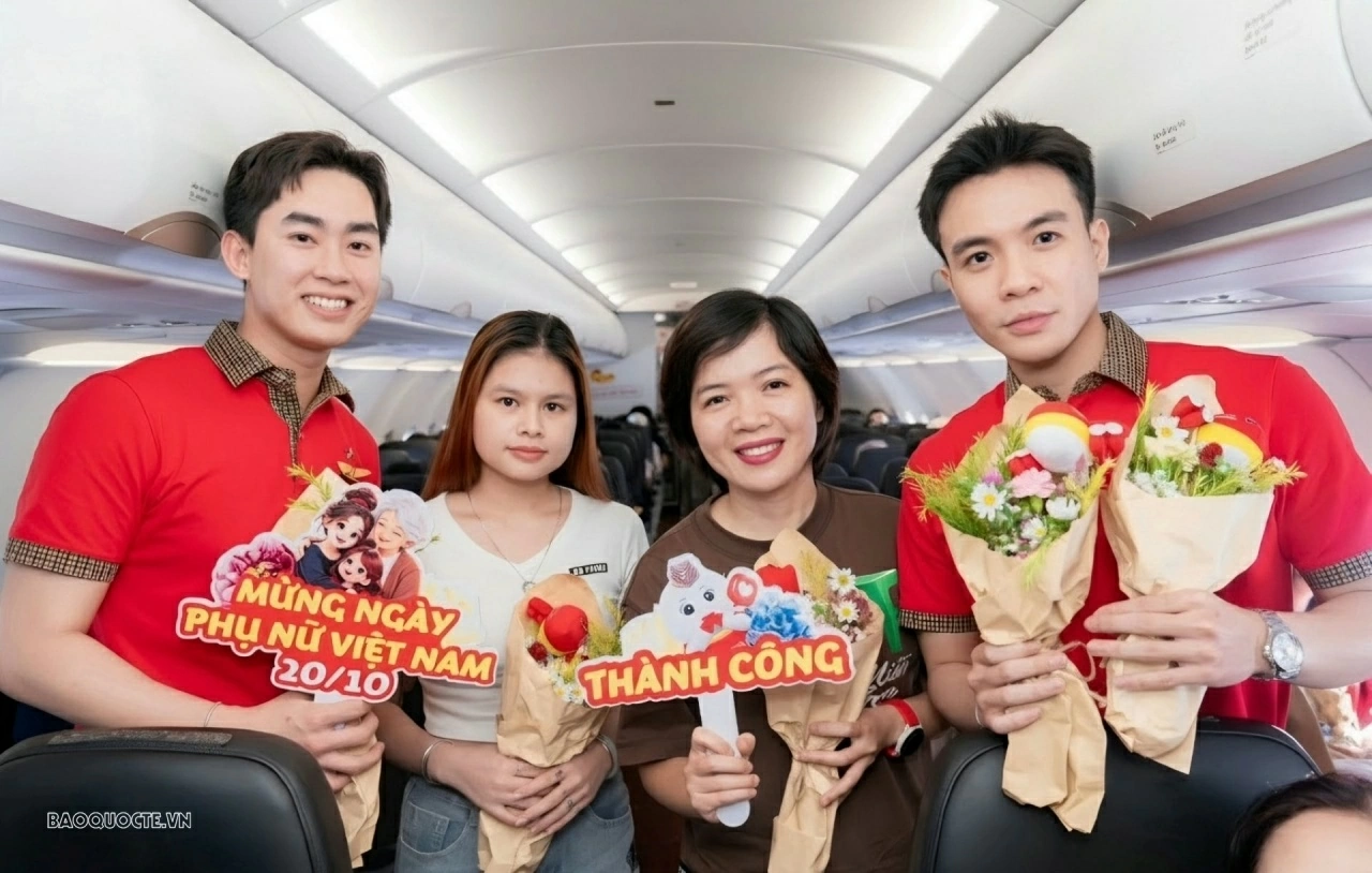 Vietjet Crew share smiles with women on Vietnam’s October 20 Women Day