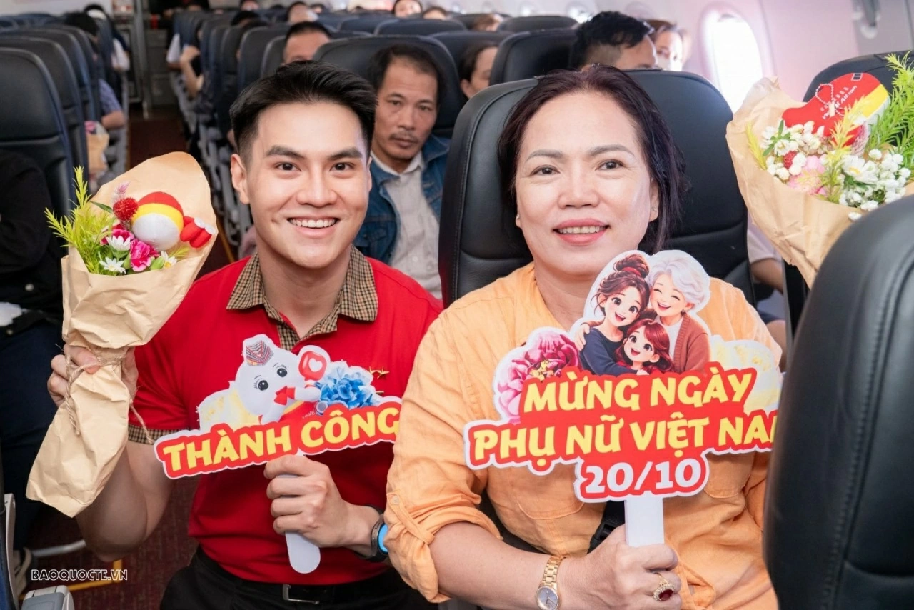 Vietjet Crew share smiles with women on Vietnam’s October 20 Women Day