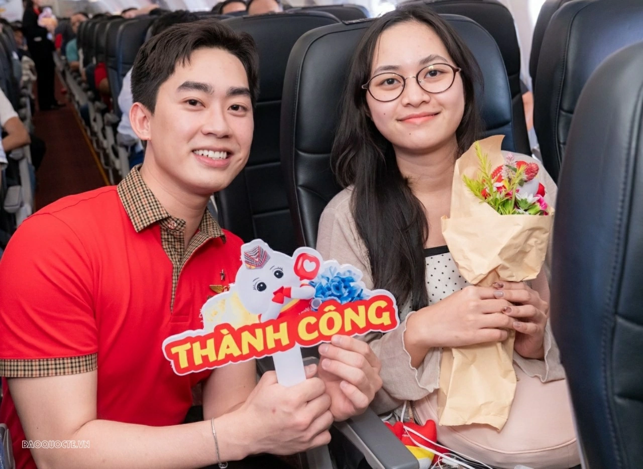 Vietjet Crew share smiles with women on Vietnam’s October 20 Women Day