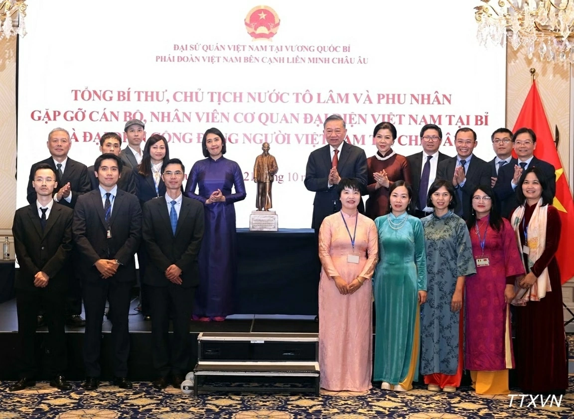 General Secretary, President To Lam meets with staff of Vietnamese Missions in Belgium, Vietnamese community in Europe