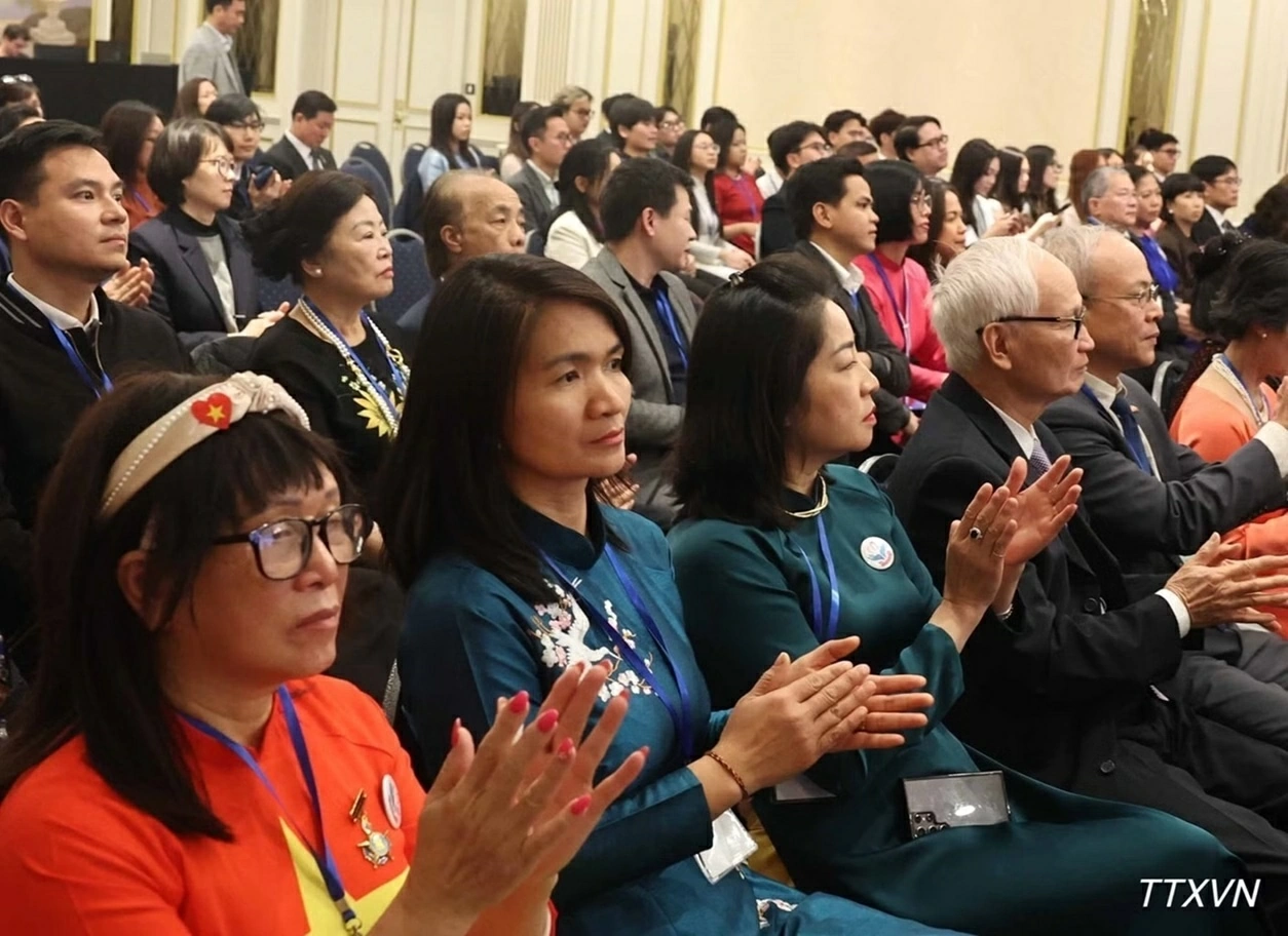 General Secretary, President To Lam meets with staff of Vietnamese Missions in Belgium, Vietnamese community in Europe