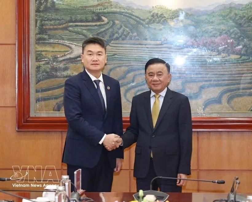 Standing member of CPV Secretariat Tran Cam Tu receives Lao youth delegation