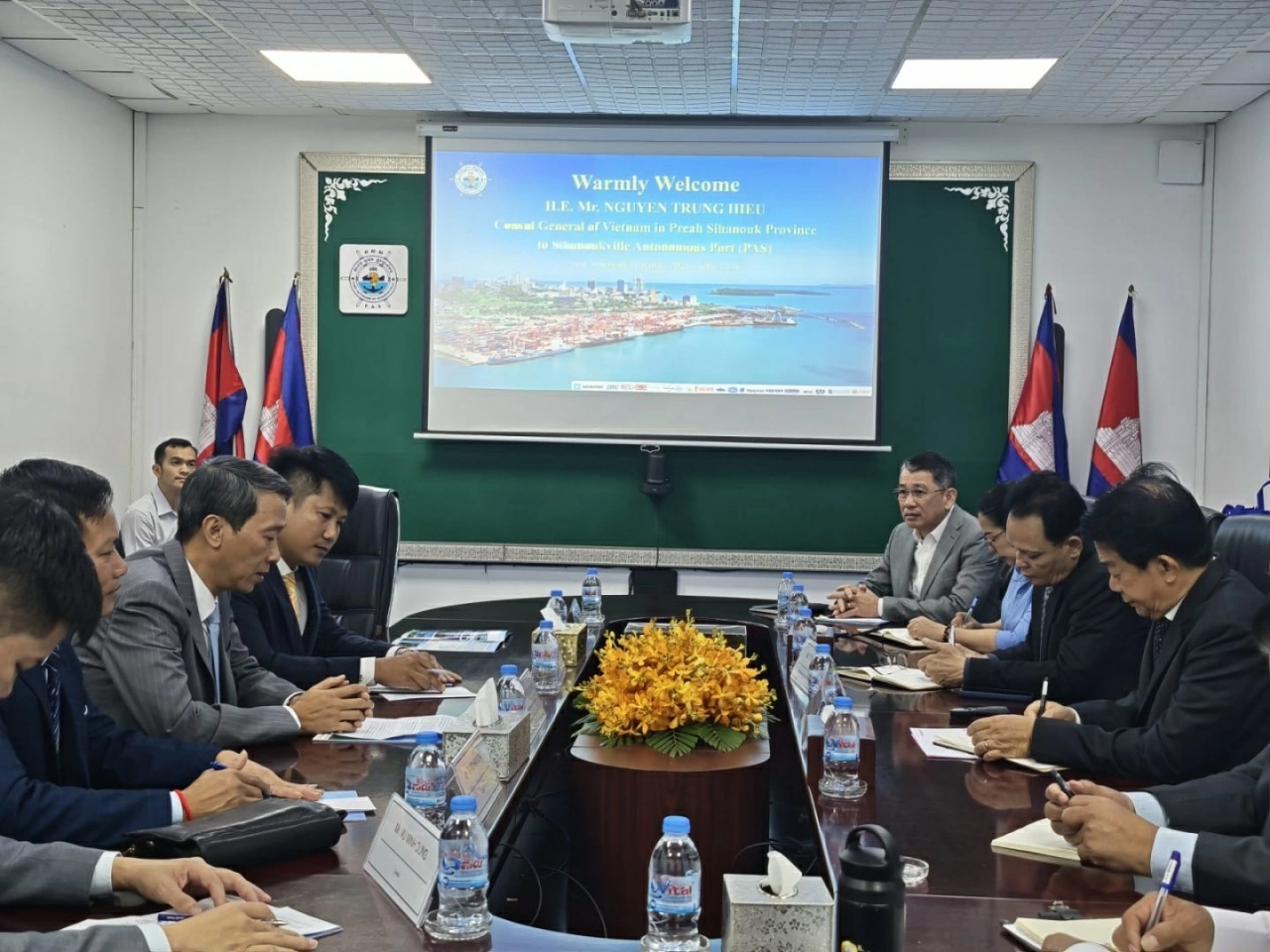 Consul General Nguyen Trung Hieu pays courtesy call to leaders of Sihanoukville Autonomous Port
