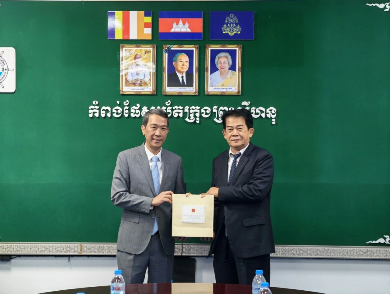 Consul General Nguyen Trung Hieu pays courtesy call to leaders of Sihanoukville Autonomous Port