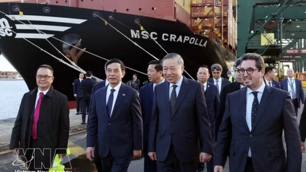 General Secretary, President To Lam visits Port of Antwerp-Bruges in Belgium