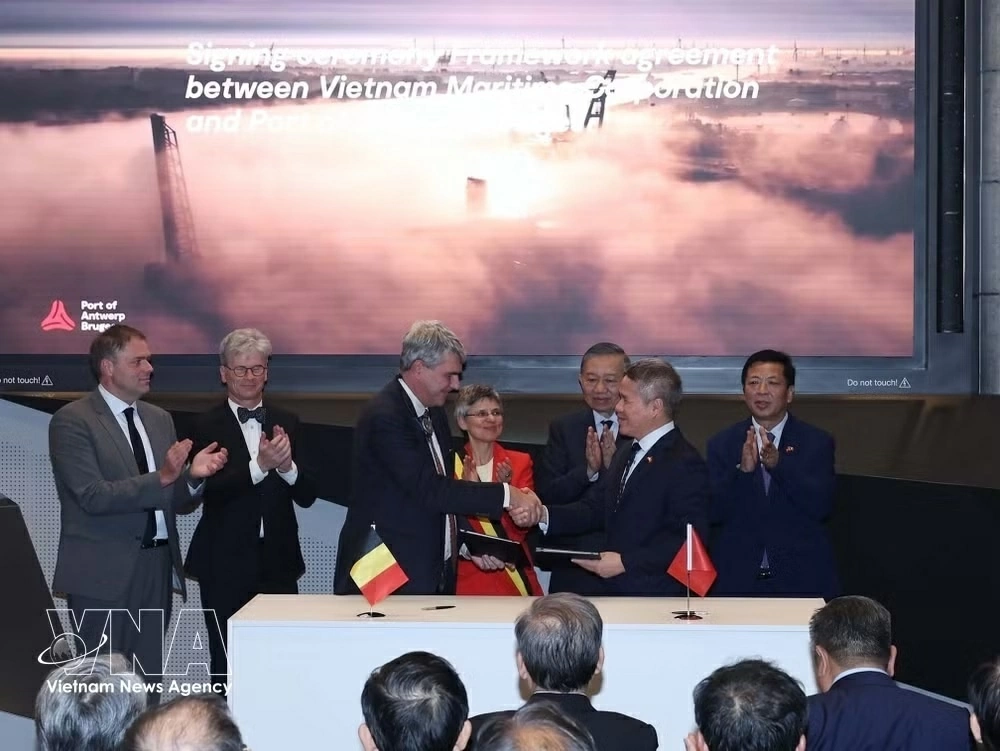 General Secretary, President To Lam visits Port of Antwerp-Bruges in Belgium