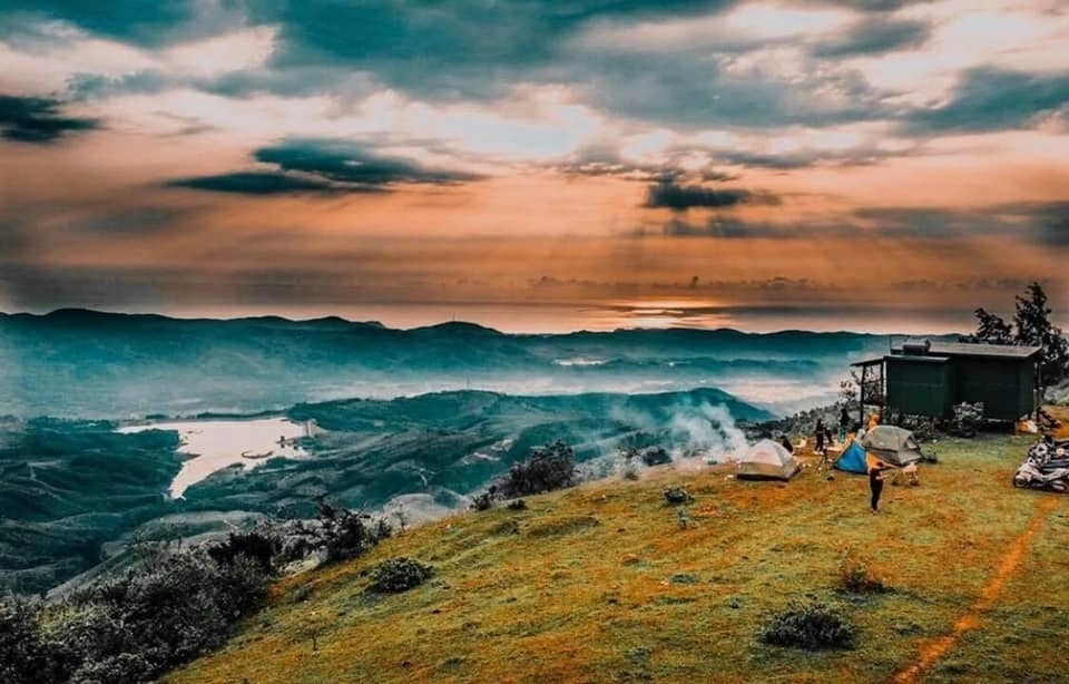 La Vuong Plateau in Gia Lai province is a tourist magnet thanks to many beautiful and poetic check-in spots. La Vuong Plateau in Gia Lai province is a tourist magnet thanks to many beautiful and poetic check-in spots.