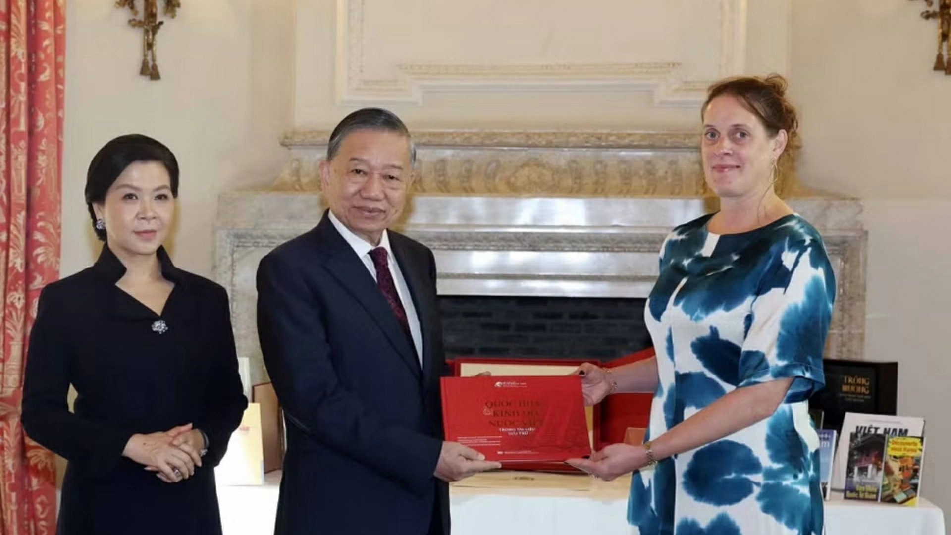 General Secretary, President To Lam and spouse present books to Royal Library of Belgium