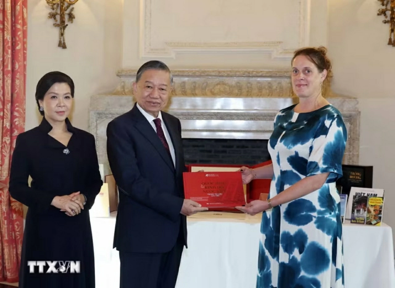 General Secretary, President To Lam and spouse present books to Royal Library of Belgium General Secretary, President To Lam and spouse present books to Royal Library of Belgium