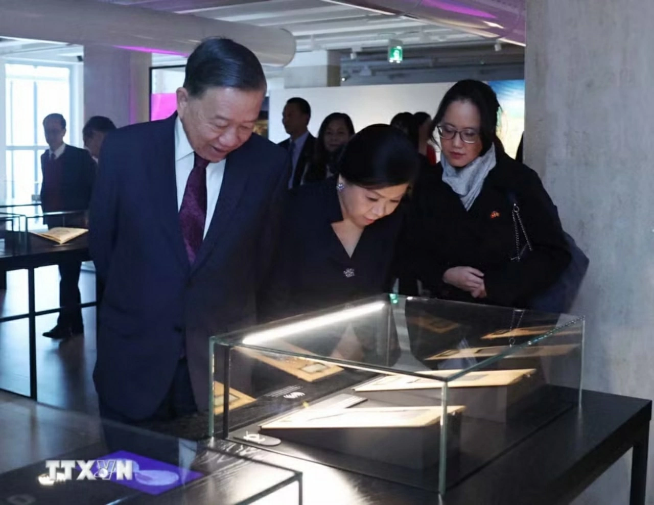 General Secretary, President To Lam and spouse present books to Royal Library of Belgium General Secretary, President To Lam and spouse present books to Royal Library of Belgium