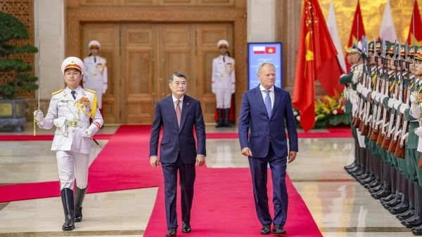 Welcome ceremony held for Polish Prime Minister Donald Tusk in Hanoi