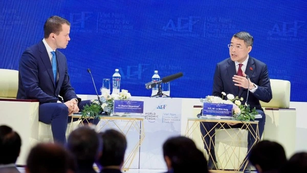 AEF 2026: PM Le Minh Hung holds a dialogue with WEF Managing Director Stephan Mergenthaler on positioning Vietnam for global future