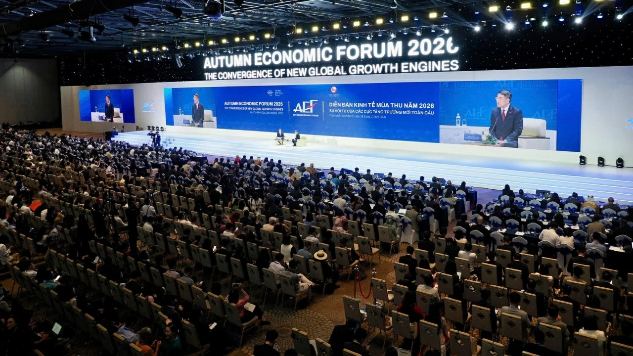 AEF 2026: PM Le Minh Hung holds a dialogue with WEF Managing Director Stephan Mergenthaler on positioning Vietnam for global future