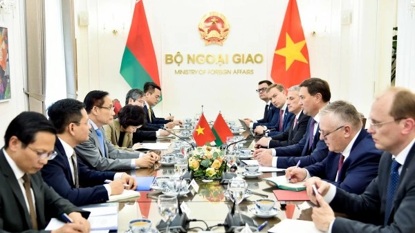FM Le Hoai Trung, Belarusian counterpart Maxim Ryzhenkov hold talks to strengthen strategic partnership