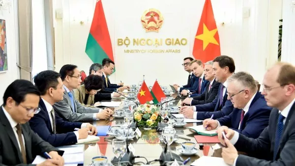 FM Le Hoai Trung, Belarusian counterpart Maxim Ryzhenkov hold talks to strengthen strategic partnership