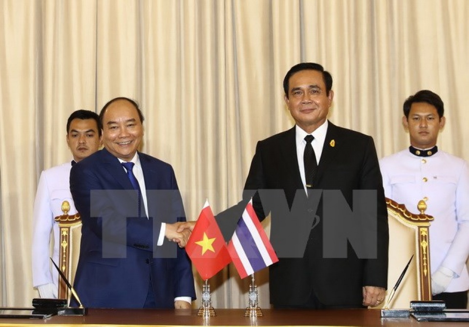 pm nguyen xuan phuc holds talks with thai counterpart