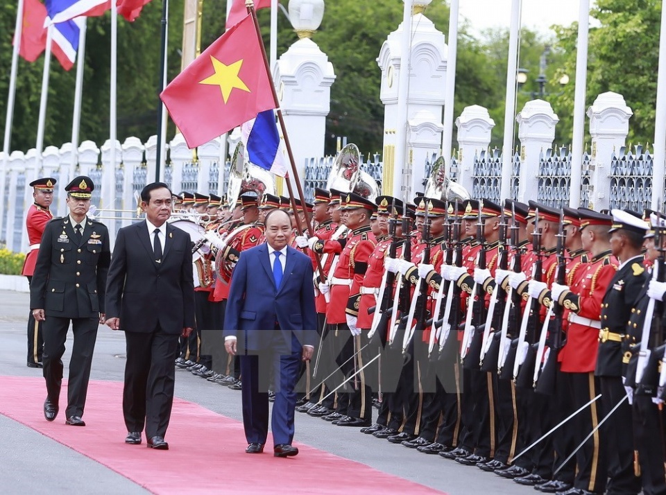 pm nguyen xuan phuc holds talks with thai counterpart