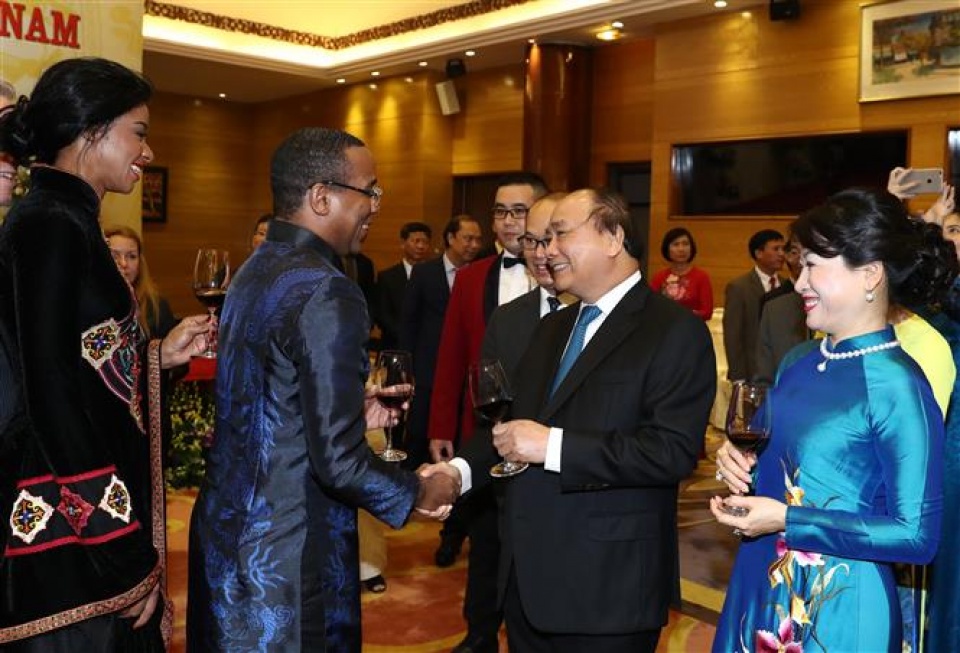pm hosts banquet for foreign diplomats friends on national day