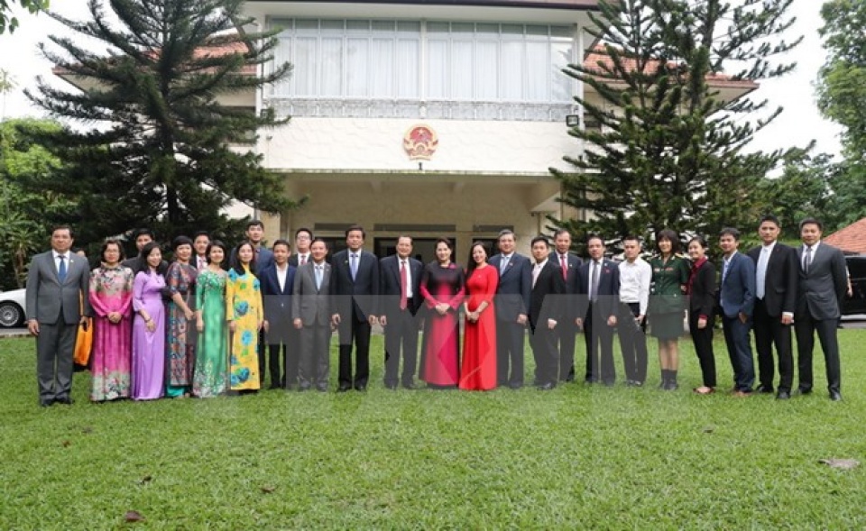 top legislator meets embassy staff overseas vietnamese in singapore
