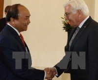 pm nguyen xuan phuc meets overseas vietnamese in germany