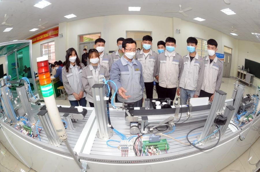 Nhằm nâng cao chất lượng đào tạo nguồn nhân lực chất lượng cao, Trường Cao Đẳng Nghề công nghệ Việt _Hàn Bắc giang vừa đưa mô hình hệ thống sản xuất linh hoạt (FMS) trị giá hơn 6 tỷ đồng vào giảng dạ
