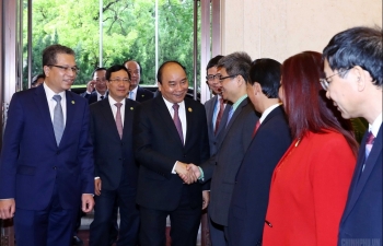 Prime Minister Nguyen Xuan Phuc visits Vietnamese Embassy in China