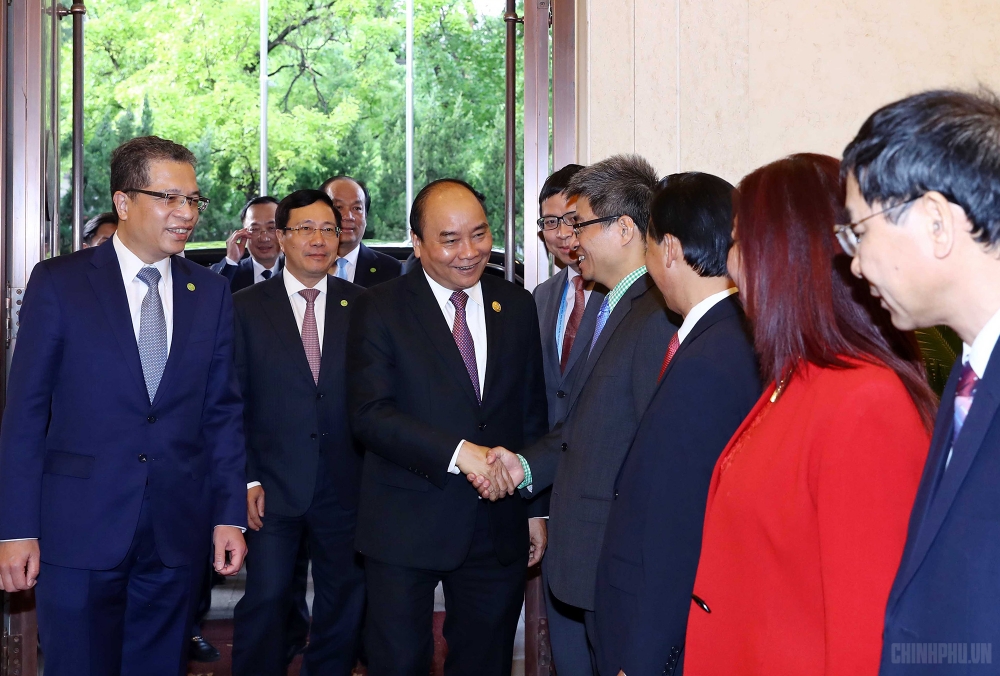 prime minister nguyen xuan phuc visits vietnamese embassy in china