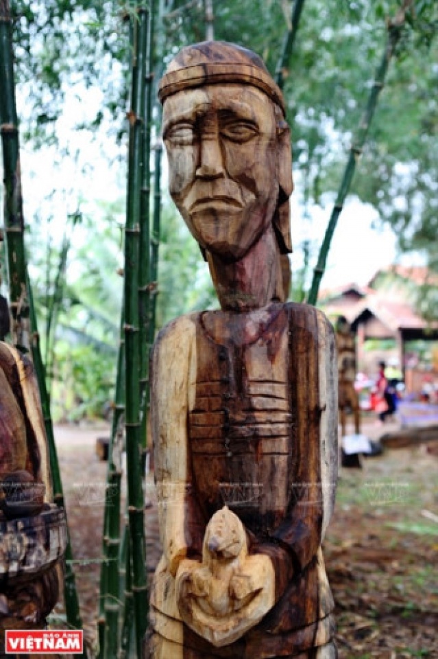 the wooden statues of tay nguyen